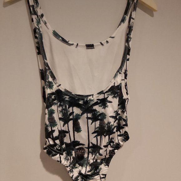 1piece Bathing suit - Picture 2 of 3